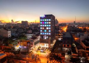 ein beleuchtetes Gebäude in einer Stadt in der Nacht in der Unterkunft SOJO HOTEL CAN THO in Cần Thơ