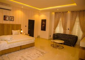 una camera da letto con un letto, un divano e un tavolo di Elcastillo Homes a Lagos Altre 26 foto