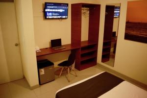 um quarto com uma secretária e um computador em Conde Hotel Piura em Piura