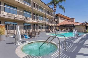 a hot tub in the courtyard of a hotel at Best Western Plus Executive Inn in Rowland Heights