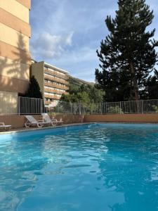 Bazén v ubytování STUDIO Au pied des pistes - Les deux alpes nebo v jeho okolí
