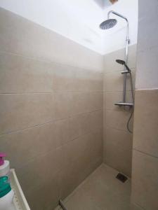 ein Bad mit einer Dusche mit einem Duschkopf in der Unterkunft VL51 in Barcelona