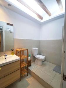 ein Badezimmer mit einem WC, einem Waschbecken und einem Spiegel in der Unterkunft VL51 in Barcelona