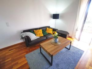 Una sala de estar con un sofá y una mesa de café. en VL51, en Barcelona