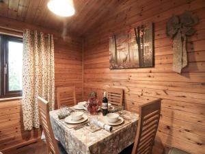 comedor con mesa en una cabaña de madera en Sycamore Lodge, en Saltburn-by-the-Sea 14 fotos más