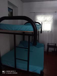 سرير بطابقين أو أسرّة بطابقين في غرفة في Finca Villa Luz