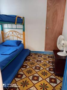 Finca Villa Luz في Nimaima: غرفة نوم بسرير وارضية