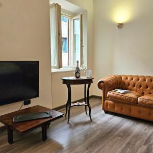 ein Wohnzimmer mit einem Sofa und einem Tisch in der Unterkunft Heart of Brera in Mailand