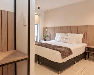 een slaapkamer met een bed in een kamer bij Elemont Hotel in Medellín