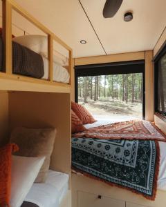 um quarto com uma cama e uma janela num trailer em CABN Kuitpo Forest em Kuitpo