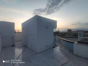 a white building on top of a roof at Apto Praia Inteiro Florestas das Gaivotas in Rio das Ostras