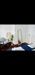 1 dormitorio con 2 camas y espejo en El sauce de la calle Sinagoga Precioso apartamento en el centro de La Coruña, en A Coruña