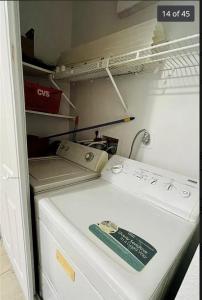 Un refrigerador con una lavadora encima. en Miramar Private Luxury Room/Bath/WiFi, en Miramar 2 fotos más