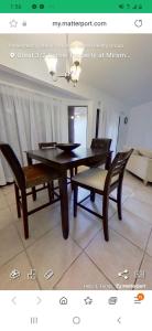 Un comedor con una mesa y dos sillas. en Miramar Private Luxury Room/Bath/WiFi, en Miramar