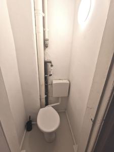 d'une petite salle de bains avec des toilettes et des tuyaux blancs. dans l'établissement Schöne Unterkunft in Prenzlauer-Berg, à Berlin