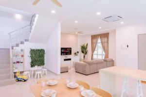- un salon blanc avec un canapé et une table dans l'établissement Pillow Cottage Semi-D Home Stay Town Malacca (18pax), à Malacca