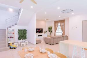 un salon blanc avec un canapé et une table dans l'établissement Pillow Cottage Semi-D Home Stay Town Malacca (18pax), à Malacca