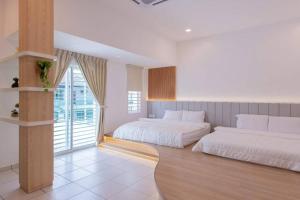 une chambre avec deux lits et une grande fenêtre dans l'établissement Pillow Cottage Semi-D Home Stay Town Malacca (18pax), à Malacca