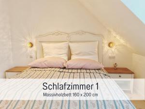 een slaapkamer met een bed met 2 roze kussens bij Ferienloft Sternenblick - strandnah, haustierfreundlich, tolle Küche, optimal für Workation, 4 Personen in Steinberg