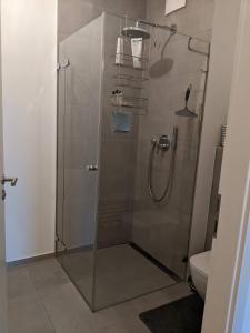 Ένα μπάνιο στο EITHER Private 2B2B OR Shared 1B1B, Luxury, Bright, Spacious