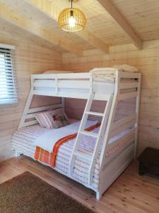 Bunk bed o mga bunk bed sa kuwarto sa Cosy Country Cottage - Outdoor Pizza Oven - Rural Setting on 4 Acres