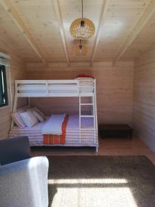 Bunk bed o mga bunk bed sa kuwarto sa Cosy Country Cottage - Outdoor Pizza Oven - Rural Setting on 4 Acres