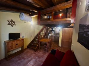 埃爾瓦斯的住宿－La Estrella de David, Apartamentos Rurales，一间带楼梯和电视的客厅