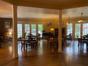 comedor con mesas y sillas de madera en The Currier Inn, en Greeley