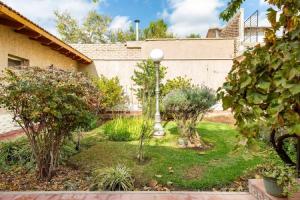 un jardín con plantas y luz de la calle en Miriam`s Place en Mendoza