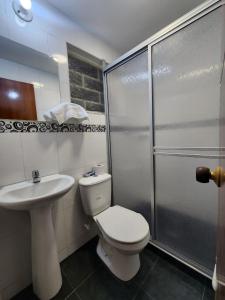 e bagno con servizi igienici, lavandino e doccia. di Habitación 10 min Aeropuerto C a Bogotá