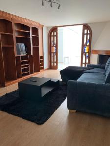 uma sala de estar com um sofá e uma mesa de centro em HERMOSO APARTAMENTO SANTA BARBARA em Bogotá