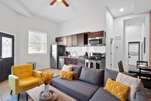 sala de estar con sofá y cocina en St. Louis: The Cozy Corner-2BR unit, en Soulard