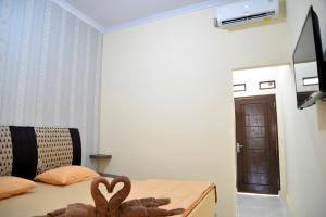 Una habitación con una cama con un corazón. en Haura syariah home stay en Bandar Lampung