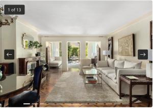 uma sala de estar com um sofá e uma mesa em E 60s Townhouse comfortable, quiet, easy to manage 3 bedrooms w gym that can also be a 4th bedroom em Nova Iorque