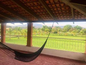 uma rede de descanso numa janela com vista para um campo em Casa de campo cerca de Guadalajara. em San Isidro Mazatepec