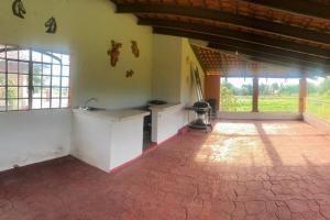 um quarto com uma cozinha com um balcão e janelas em Casa de campo cerca de Guadalajara. em San Isidro Mazatepec