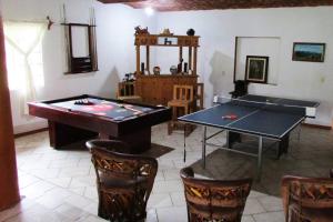 Casa de campo cerca de Guadalajara. في San Isidro Mazatepec: غرفة بها طاولتين بينج بونغ وكراسي