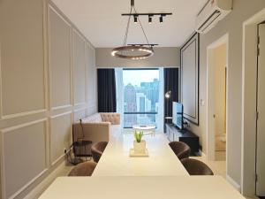 吉隆坡的住宿－Axon Residences Bukit Bintang，客厅配有大桌子和椅子