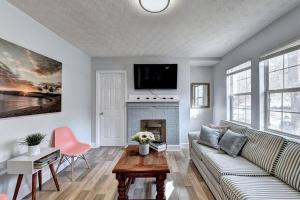 een woonkamer met een bank en een open haard bij Gorgeous 5-bedroom home in Midtown- sleeps 15 in Atlanta