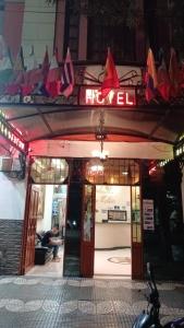Restauracja z napisem na przodzie w obiekcie hotel paseo colon inn w mieście Barranquilla