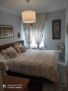 ein Schlafzimmer mit einem großen Bett und einem Fenster in der Unterkunft Maravilloso apartamento in San Sebastián de los Reyes