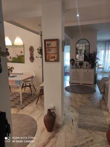 ein Wohnzimmer mit einem Sofa und einem Tisch in der Unterkunft Maravilloso apartamento in San Sebastián de los Reyes