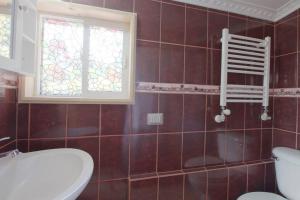 ein Bad mit einem WC und einem Fenster in der Unterkunft CasaLago y Tinaja in Puerto Varas