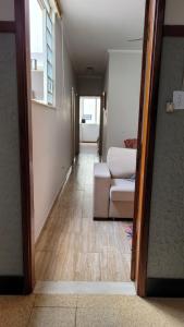Χώρος καθιστικού στο Apartamento no coração da cidade, a 5 minutos do Parque