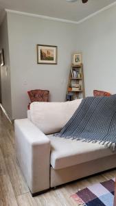 Χώρος καθιστικού στο Apartamento no coração da cidade, a 5 minutos do Parque