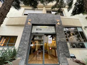 una tienda frente con un cartel que lee cocina de cerveza en Beer Garden Hotel, en Tel Aviv