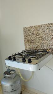 a stove top oven sitting on top of a counter at Flat Japaratinga Beach in Japaratinga