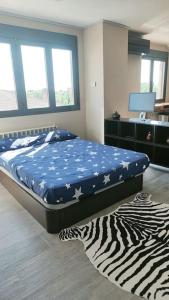 a bedroom with a bed and a zebra rug at Alojamiento 90 m2 in Meco