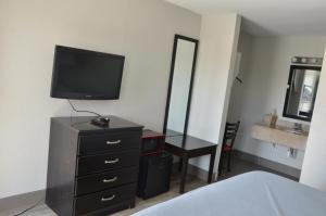 Televisyen dan/atau pusat hiburan di My Home & Suites Covington
