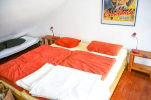 Un pat sau paturi într-o cameră la One bedroom house with lake view and enclosed garden at Tourmakeady/Derrypark